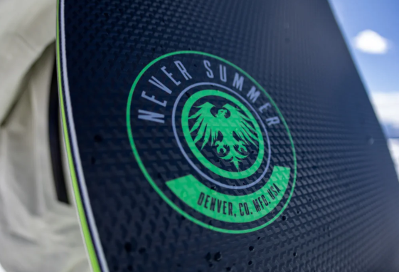 Never Summer snowboardsNever Summer TrooperSnowboardspecialist van Sideways aan het woord