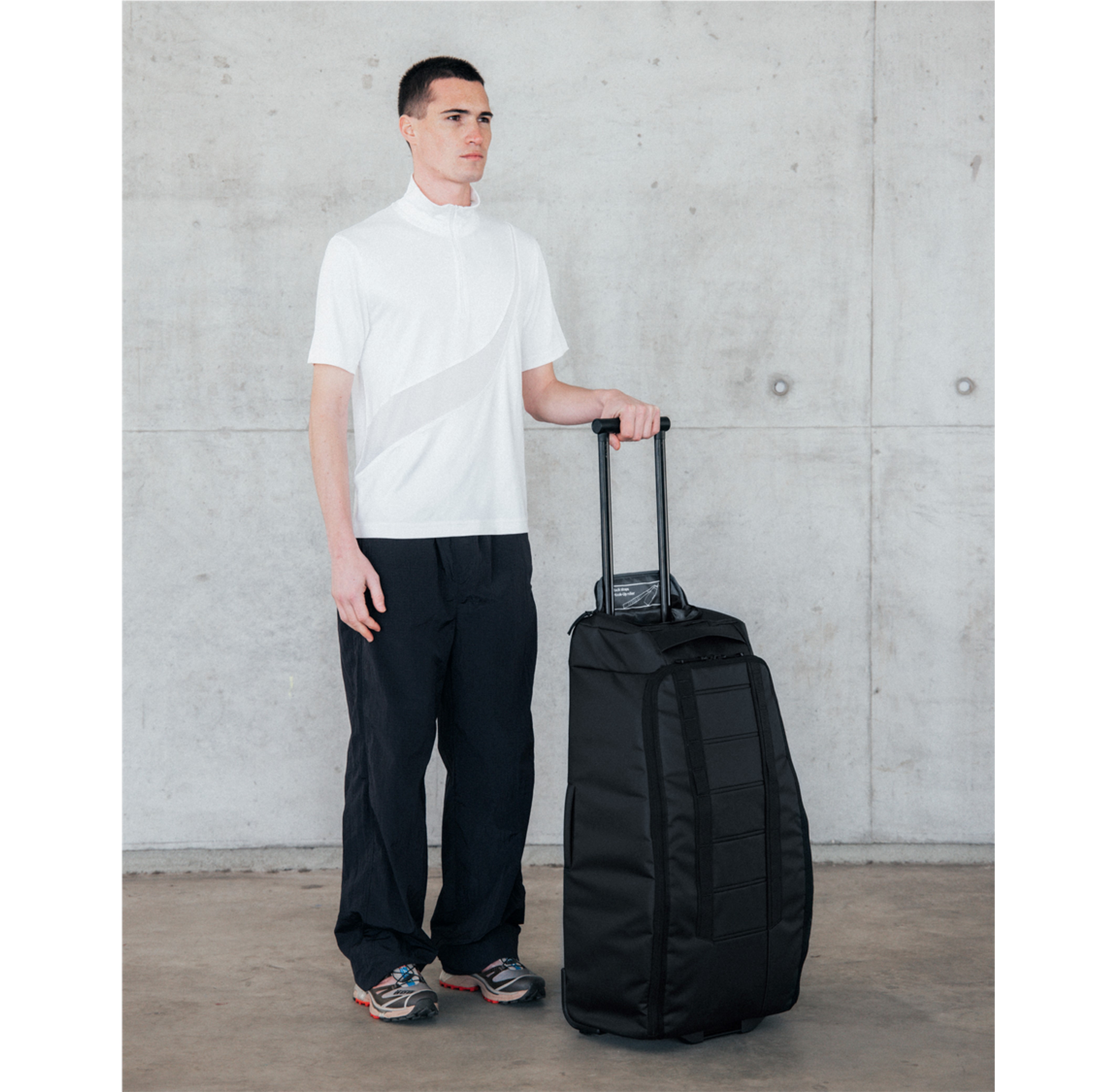 DB Hugger Roller Bag Check-in 60L Black Out Hugger Serie