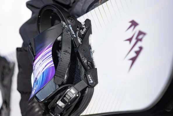 Jones Equinox Eclipse BlackSnowboardspecialist van Sideways aan het woord