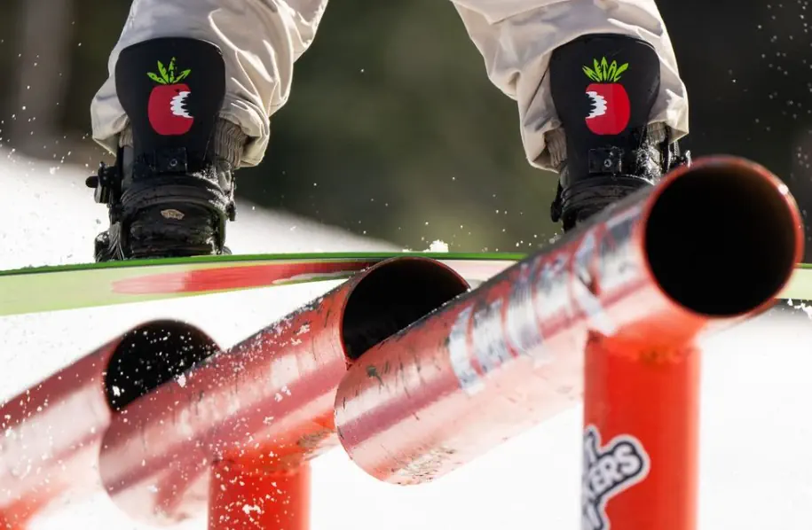 Bent Metal Axtion Black RedSnowboardspecialist van Sideways aan het woord