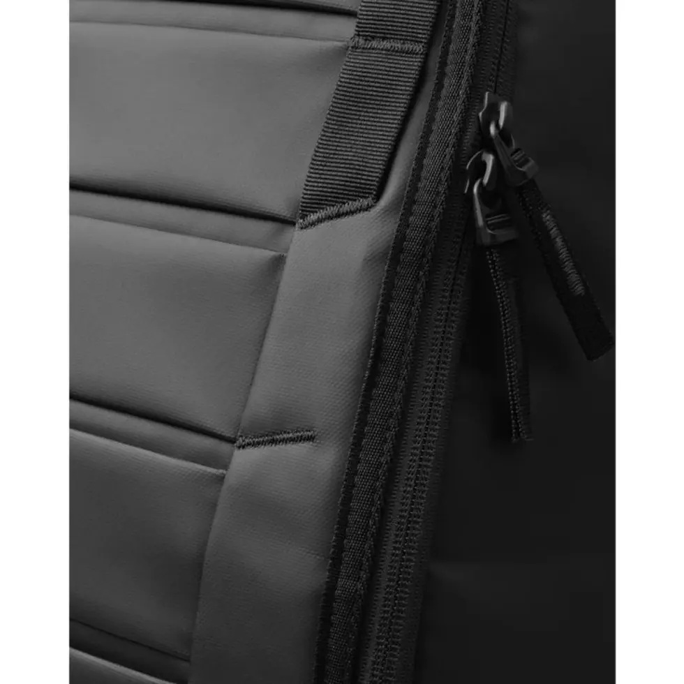 DB Hugger Backpack 20L Black Out