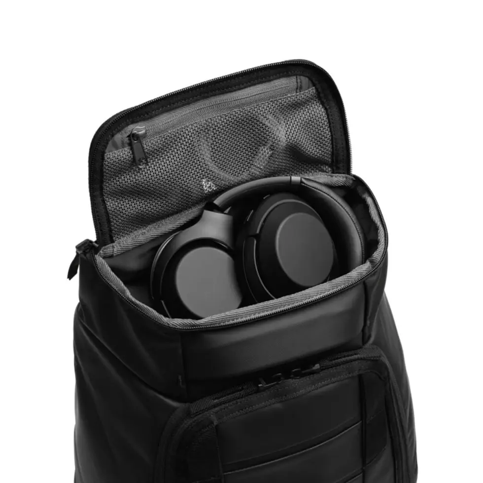 DB Hugger Backpack 20L Black Out