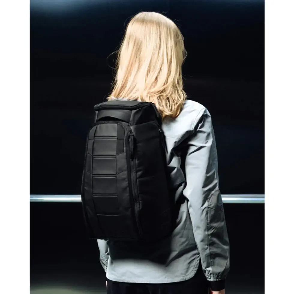DB Hugger Backpack 20L Black Out